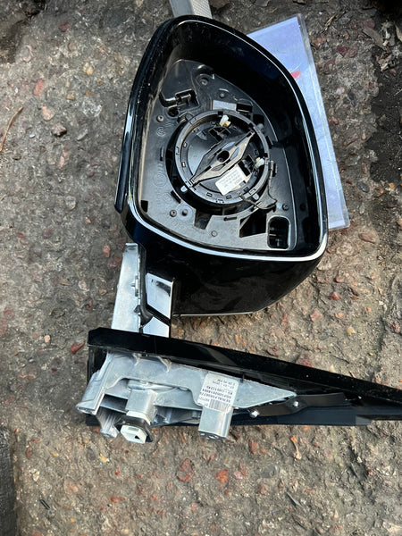 BMW X5 2019 G05  passenger side wing mirror with camera NO GLASSES.  

9 pins 

plastic under needs replacing 

observe all pictures please 

Bmw X7 2019 G07 passenger side wing mirror