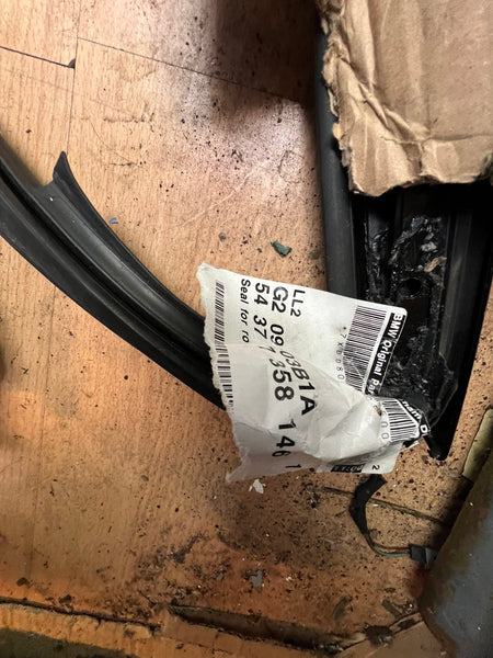 BMW 4 series 2017 430i Seal, roof shell, front. GLANZSCHWARZ -
54377358146
  7358146
