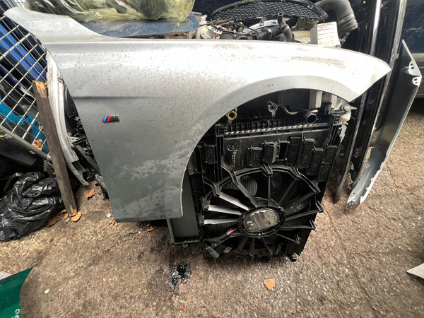 Bmw 3 series 2017 f30 driver side wing 

Needs slight repair 

please observe all pictures