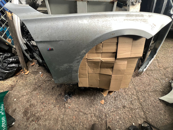 Bmw 3 series 2017 f30 driver side wing 

Needs slight repair 

please observe all pictures