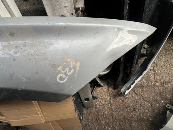 Bmw 3 series 2017 f30 driver side wing 

Needs slight repair 

please observe all pictures