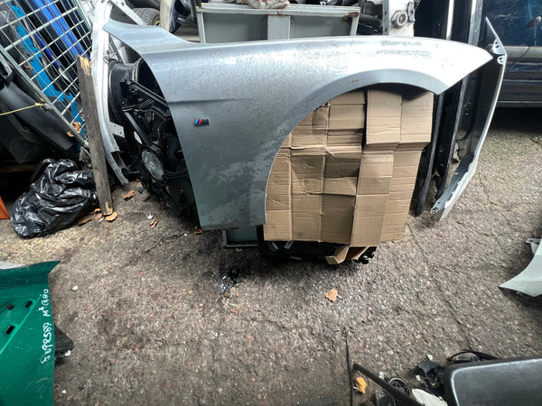 Bmw 3 series 2017 f30 driver side wing 

Needs slight repair 

please observe all pictures