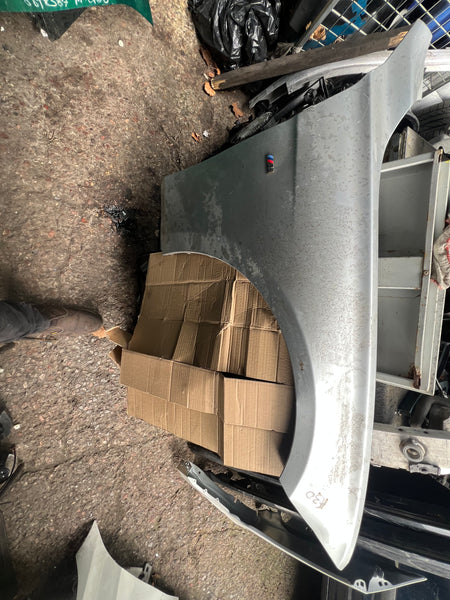 Bmw 3 series 2017 f30 driver side wing 

Needs slight repair 

please observe all pictures