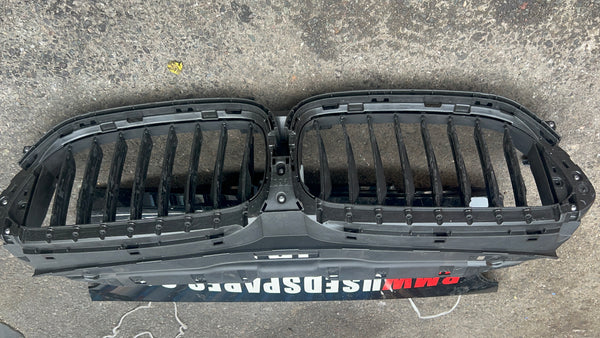 5113187153
 BMW 5 SERIES 2022 G30 G31 FRONT BUMPER ACTIVE AIR GRILL SHUTTER

187153