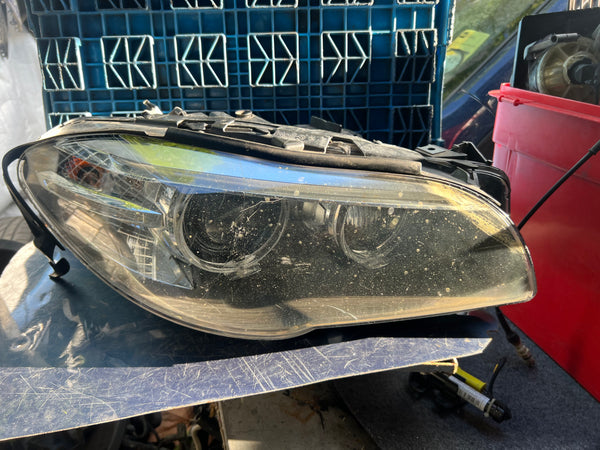 Bmw 5 series 2015  F10 driver side headlights 

This light is for spares 

module insert is not good 

glass scuffed 

please observe all pictures