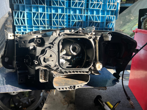 Bmw 5 series 2015  F10 driver side headlights 

This light is for spares 

module insert is not good 

glass scuffed 

please observe all pictures