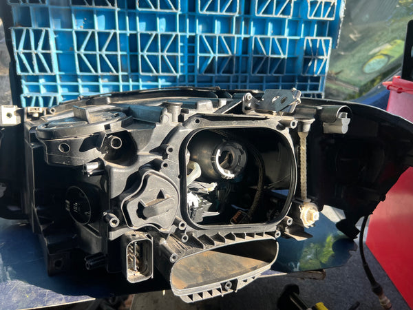 Bmw 5 series 2015  F10 driver side headlights 

This light is for spares 

module insert is not good 

glass scuffed 

please observe all pictures