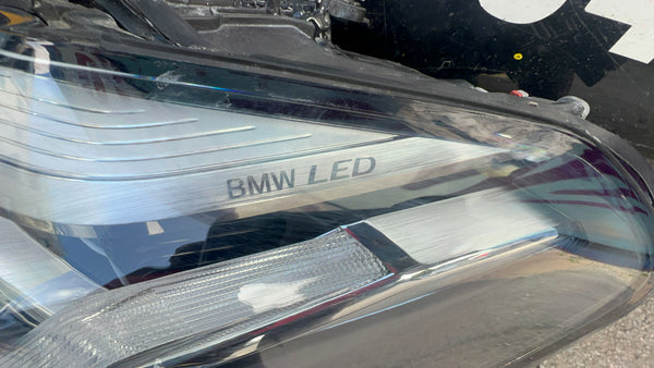 5A388D1 

Bmw 5 series 2022 passenger side Led headlight 
clip broken 
clip has been repaired 
please observe all pictures 

5A388D1-