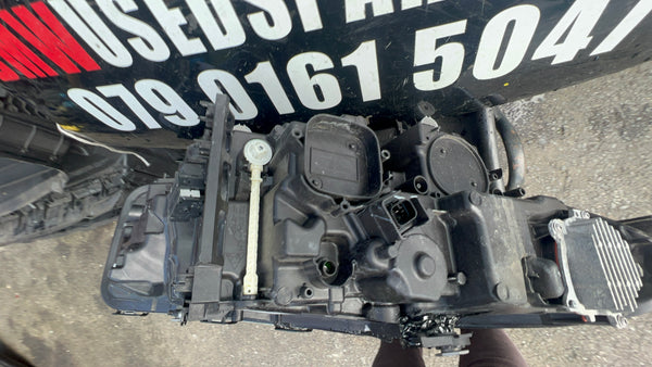 5A388D1 

Bmw 5 series 2022 passenger side Led headlight 
clip broken 
clip has been repaired 
please observe all pictures 

5A388D1-