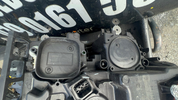 5A388D1 

Bmw 5 series 2022 passenger side Led headlight 
clip broken 
clip has been repaired 
please observe all pictures 

5A388D1-