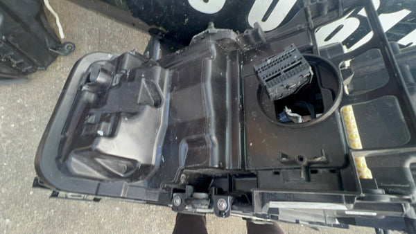 5A388D1 

Bmw 5 series 2022 passenger side Led headlight 
clip broken 
clip has been repaired 
please observe all pictures 

5A388D1-