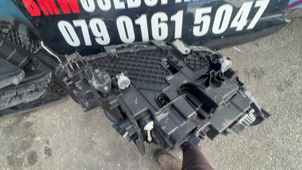 5A388D1 

Bmw 5 series 2022 passenger side Led headlight 
clip broken 
clip has been repaired 
please observe all pictures 

5A388D1-