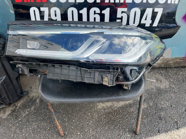 5A388D1 

Bmw 5 series 2022 passenger side Led headlight 
clip broken 
clip has been repaired 
please observe all pictures 

5A388D1-