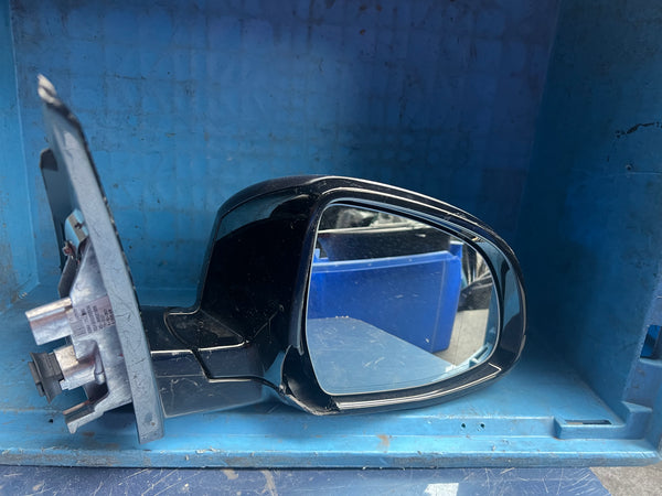 Bmw parts 

Bmw part

Bmw x7 driver side wing  mirror  
BMW X5  2021 G05 Driver side wing mirror with glass 

5 pins 

 plastic under needs replacing 

please observe all pictures