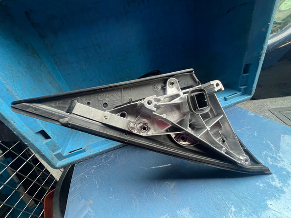 Bmw parts 

Bmw part

Bmw x7 driver side wing  mirror  
BMW X5  2021 G05 Driver side wing mirror with glass 

5 pins 

 plastic under needs replacing 

please observe all pictures