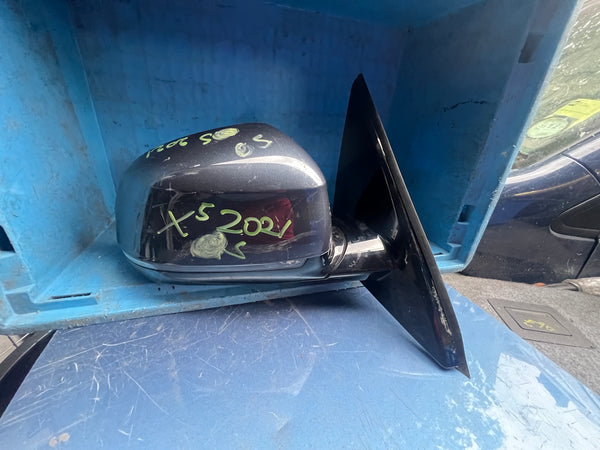 Bmw parts 

Bmw part

Bmw x7 driver side wing  mirror  
BMW X5  2021 G05 Driver side wing mirror with glass 

5 pins 

 plastic under needs replacing 

please observe all pictures