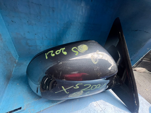 Bmw parts 

Bmw part

Bmw x7 driver side wing  mirror  
BMW X5  2021 G05 Driver side wing mirror with glass 

5 pins 

 plastic under needs replacing 

please observe all pictures