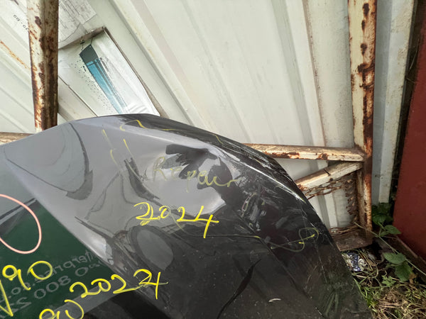 VOLVO S90 2024 BONNET

Volvo V90  2024 Bonnet 

31386635

original volvo part 

This bonnet needs slight repair 

please observe all pictures