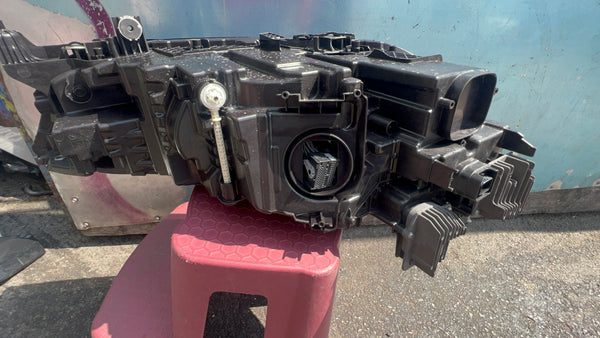 5A3CE93-04   BMW IX20 2021  i20 M60 Passenger side Led Headlight   5A3CE93-04  Clip missing, Hole at the bottom of the light   needs repair   please observe all pictures