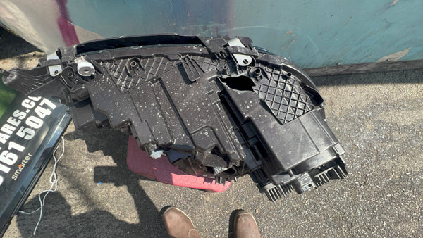 5A3CE93-04   BMW IX20 2021  i20 M60 Passenger side Led Headlight   5A3CE93-04  Clip missing, Hole at the bottom of the light   needs repair   please observe all pictures