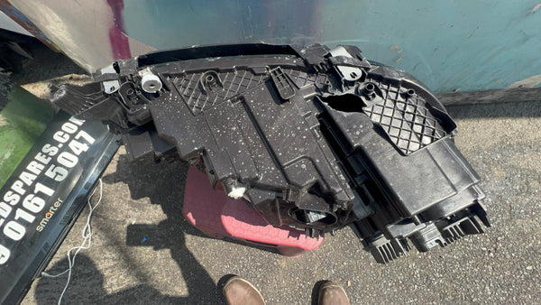 5A3CE93-04   BMW IX20 2021  i20 M60 Passenger side Led Headlight   5A3CE93-04  Clip missing, Hole at the bottom of the light   needs repair   please observe all pictures