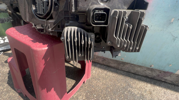 5A3CE93-04   BMW IX20 2021  i20 M60 Passenger side Led Headlight   5A3CE93-04  Clip missing, Hole at the bottom of the light   needs repair   please observe all pictures