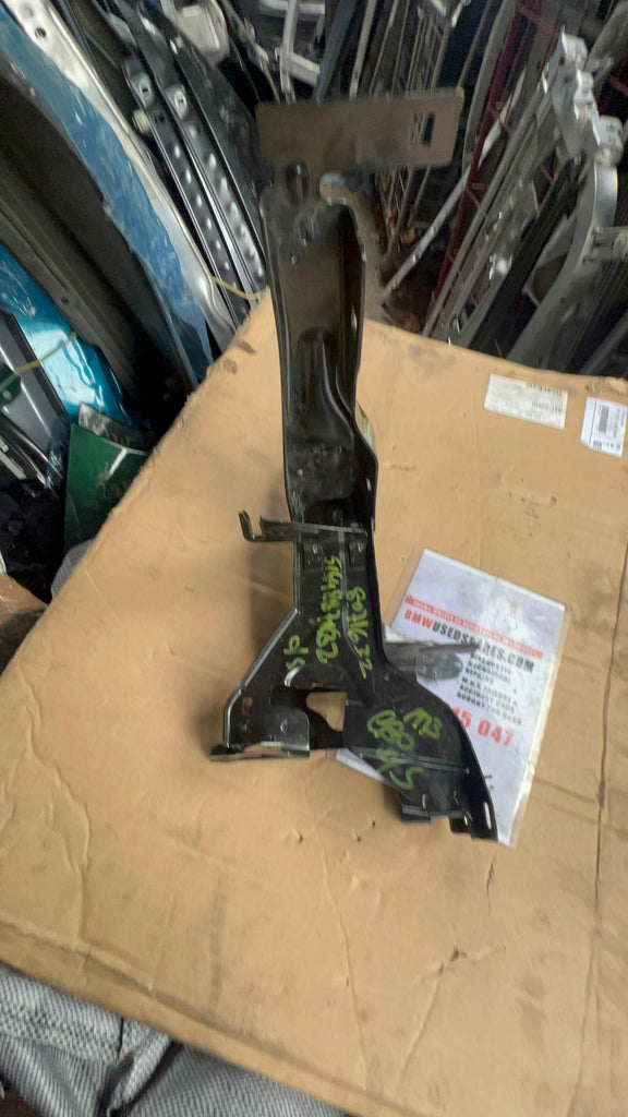 51648071632    BMW M3 2023 G80  driver side Headlight Bracket  8071632  Little bent   observe pictures please