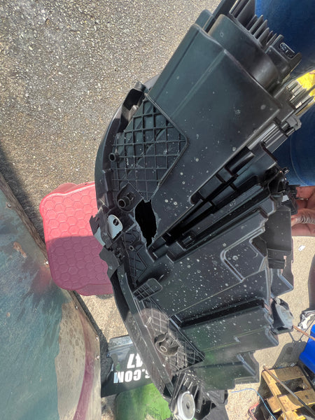 5A3CE93-04   BMW IX20 2021  i20 M60 Passenger side Led Headlight   5A3CE93-04  Clip missing, Hole at the bottom of the light   needs repair   please observe all pictures