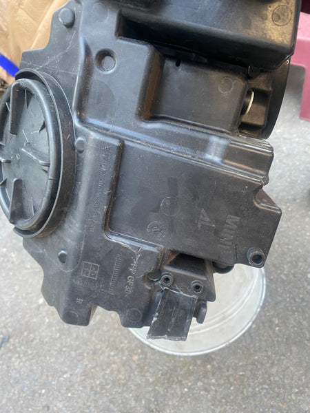 7390150 MINI COUNTRYMAN COOPER 2017 driver side headlight   7390150  mini Countyman driver side headlight,  some clips are broken   please observe all pictures