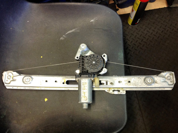 BMW 3 SERIES 2004 E46 SALLON DRIVER SIDE REAR WINDOW REGULATOR WITH MOTO