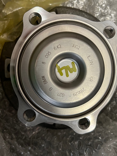 8095643   BMW M4  2022 G82 COMPETITION DRIVERS side Front HUB SPINDLE   New  bmw m4 2022  wheel spindle 8095643