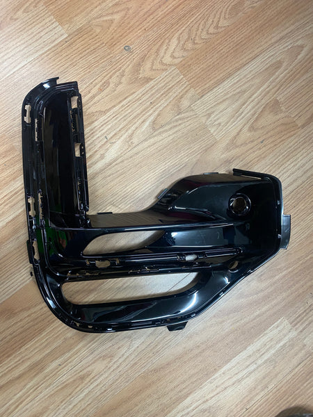 Bmw part 

Bmw parts

51128092687

BMW X5  2021 G05 passenger Side fog light BUMPER GRILLE TRIM

8092687

NEW

GENUINE

BMW X5 G05 BUMPER M SPORT  passenger side FOG LAMP COVER