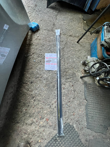 51337404026     BMW  5 series 2022 G30 F90 M5 Driver side front outer  shaft      New   7404026  51337404026  bmw G30 door moulding