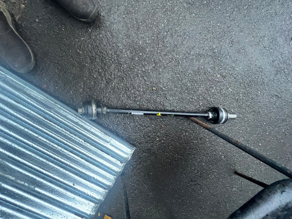 8695496   BMW X4 G02 2019 2.0 140kW Right Rear driveshaft 8695496  hub end needs replacing   observe pictures