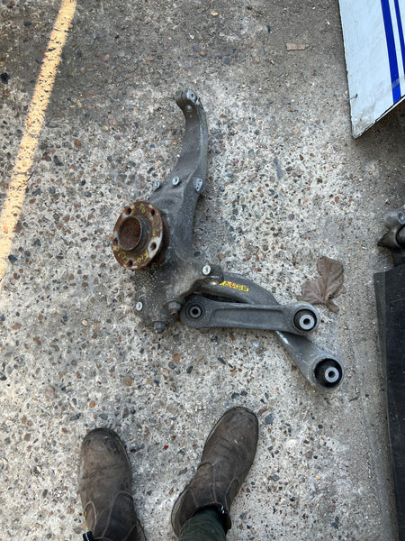 BMW 5&6 F10 F11 535D F06 F12 F13 640D FRONT DRIVER RIGHT SUSPENSION LEG HUB