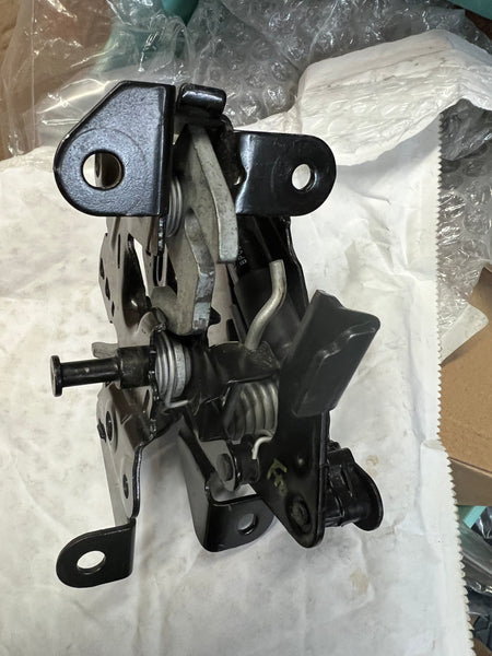 7183762   BMW NEW GENUINE F10 F11 F07 F12 F13 F06 F01 HOOD O/S RIGHT LOCK LATCH   7183762