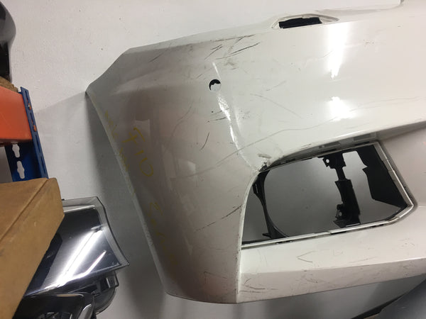 8060199 BMW 5 Series 2016 M-sport front bumper in white Needs slight repair Needs respray