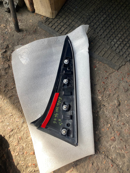 51627304606     BMW X5  2016 F15 Driver side rear  Trunk lid moulding spoiler.  BMW X5 F15 REAR RIGHT SIDE LIFT GATE TRUNK LID MOLDING SPOILER