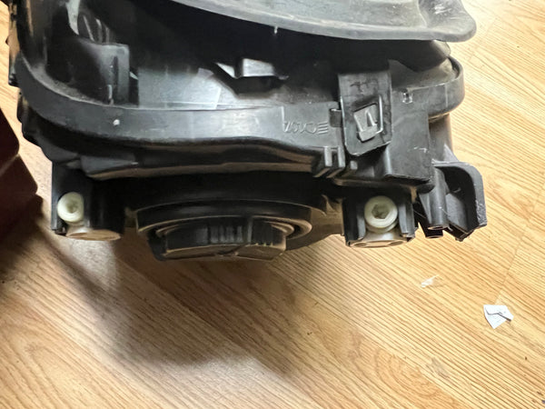 63117401604    MINI One 2018   Driver side headlight  clips missing   observe all pictures please   7401604l