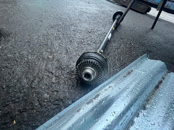 8695496   BMW X4 G02 2019 2.0 140kW Right Rear driveshaft 8695496  hub end needs replacing   observe pictures