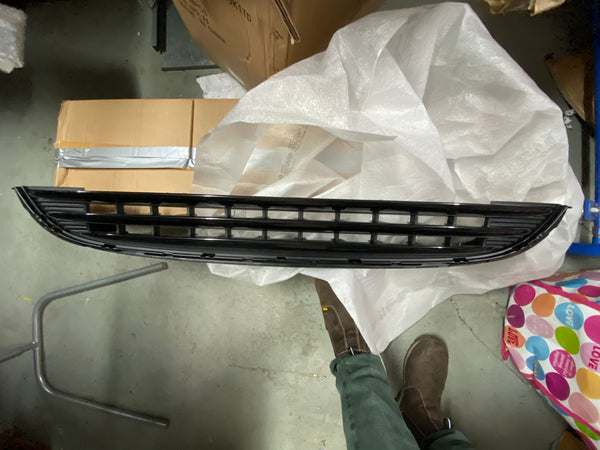 Genuine MINI F55 F56 3DR Front Bumper Black Vent Grille  new 51137300586