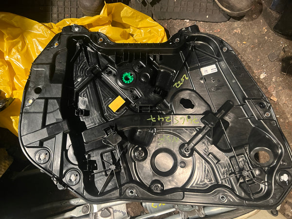 7465247   BMW 1 SERIES  2021 F40 M-SPORT passenger side front window regulator