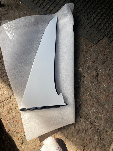 51627304606     BMW X5  2016 F15 Driver side rear  Trunk lid moulding spoiler.  BMW X5 F15 REAR RIGHT SIDE LIFT GATE TRUNK LID MOLDING SPOILER