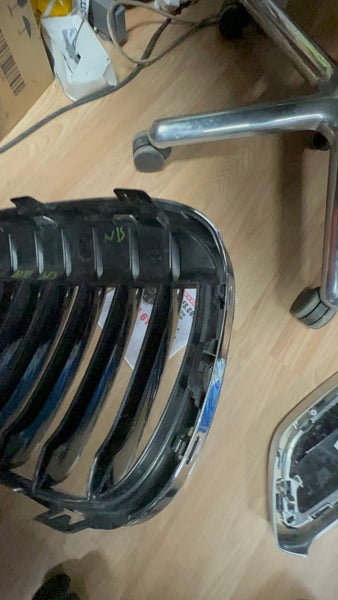 7383363    BMW X1  2017 F48 20d  passenger Side Kidney Grille  7383363