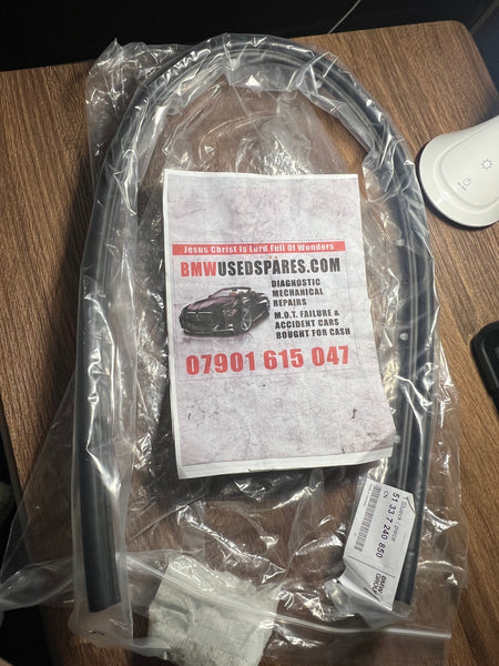 51337240850   BMW 1 Series 2016  F20 5 Door Front Right Lower Bottom Door Trim Seal    7240850