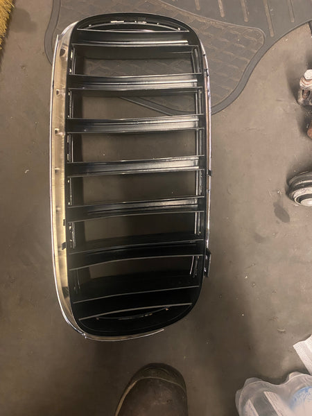 7316075  BMW X5 F15 X6 F16 Air Intakes Grille Passenger side   BMW X5 2016 grille   please observe all pictures   clips broken. (Black)