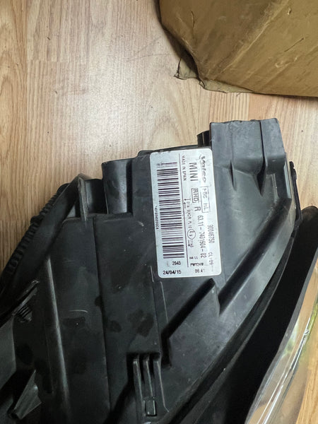 63117401604    MINI One 2018   Driver side headlight  clips missing   observe all pictures please   7401604l