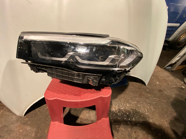 5A26FA5   BMW 5 Series  2021 G30 G31 LCI LED passenger side Headlight.  Glass crake at the bottom   observe all pictures please