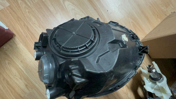 63117401604    MINI One 2018   Driver side headlight  clips missing   observe all pictures please   7401604l