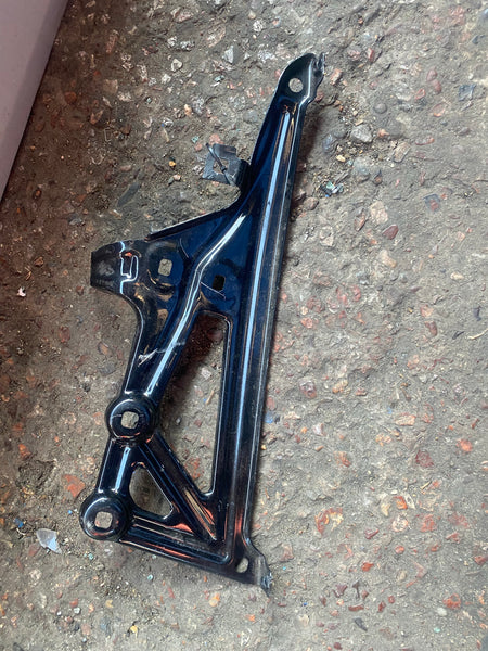 7329448     BMW X1 2019 F48  driver side FENDER MOUNTING BRACKET SUPPORT      BMW X1 XDRIVE 20i F48 FRONT DRIVER SIDE WING MOUNT BRACKET  7329448